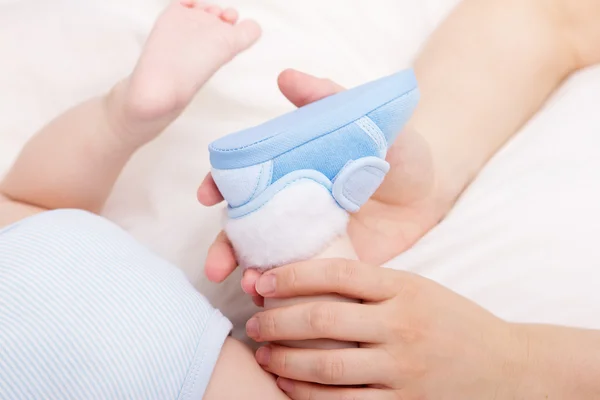 Imagem do pequeno passo do bebê com sapato — Fotografia de Stock