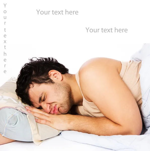Hombre durmiendo cómodamente en su cama — Foto de Stock