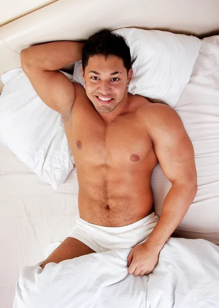 Lycklig man ligger i sin säng — Stockfoto