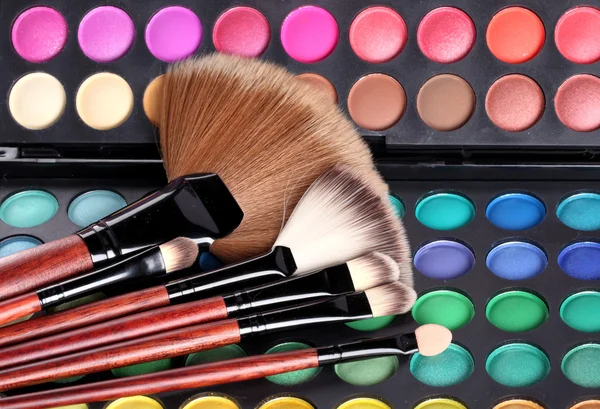 Make-up brushes and makeup shadows — Stock Photo, Image