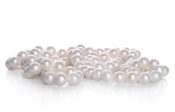 Perlenkette auf weißem Grund lizenzfreie Stockbilder