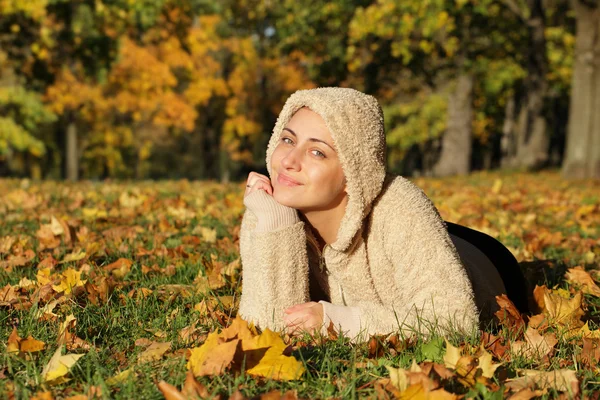 Красива осінь жінка з листям в парку — стокове фото