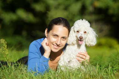 güzel bir genç kadın ve mutlu köpek