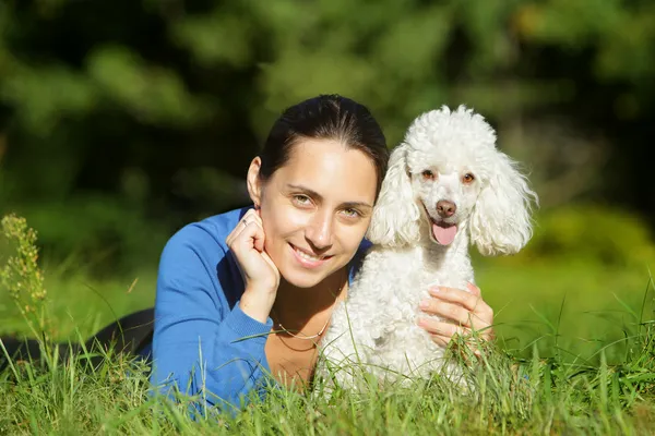 Krásná mladá žena a šťastný pes — Stock fotografie