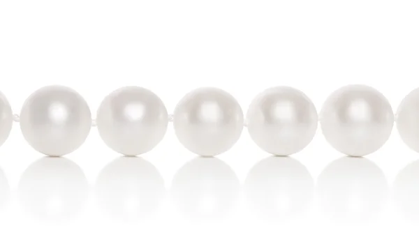 Pearl närbild på en vit bakgrund — Stockfoto