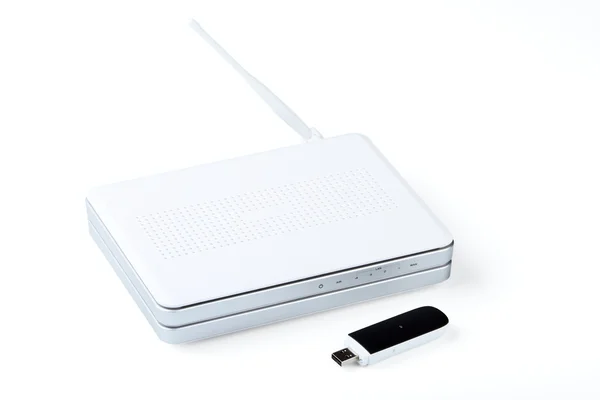 Bílý bezdrátový router a usb modem — Stock fotografie