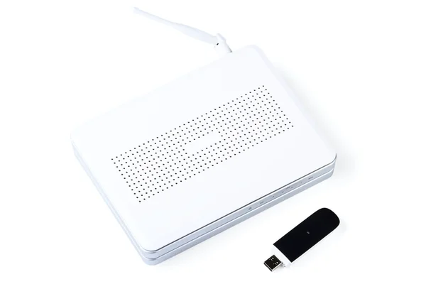 Fehér vezeték nélküli router és usb modem — Stock Fotó