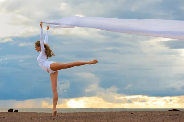 Schöne Ballerina tanzt am Strand. — Stockfoto