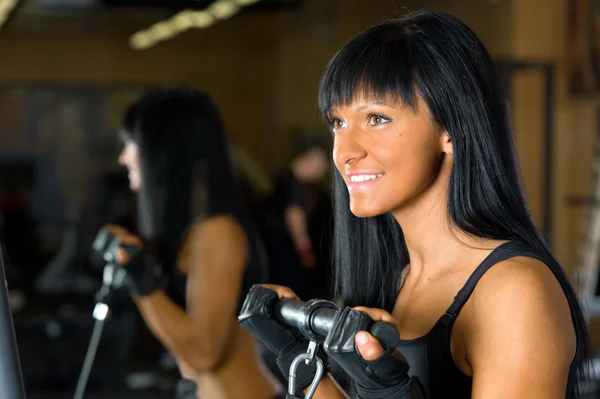 Vacker kvinna tränar på gymmet — Stockfoto