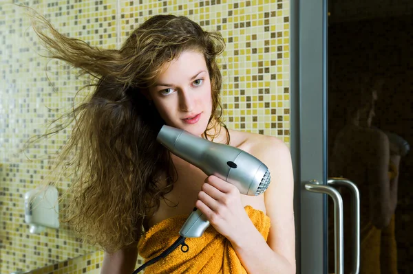 Vacker kvinna som torkar håret — Stockfoto