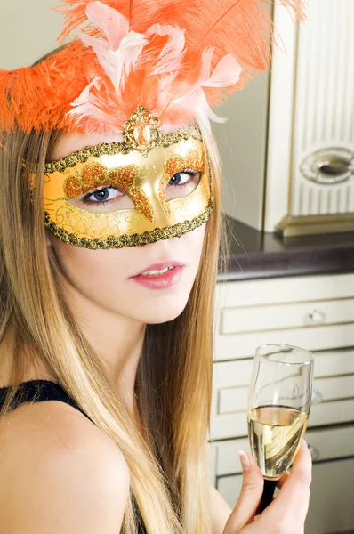 Belle blonde dans un masque vénitien — Photo
