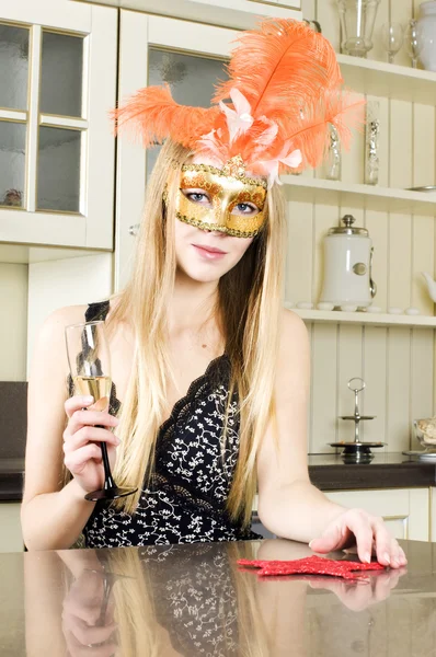 Krásná blondýna v benátské masky — Stockfoto