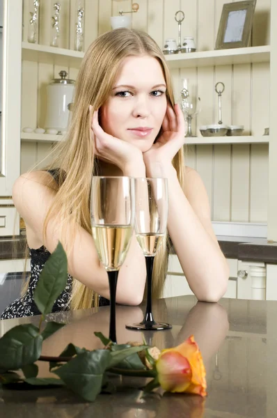 Vacker kvinna med ett glas champagne — Stockfoto
