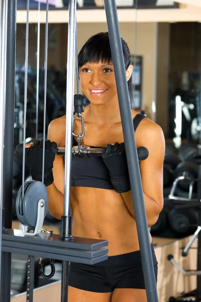 Hermosa mujer está haciendo ejercicios de gimnasio —  Fotos de Stock