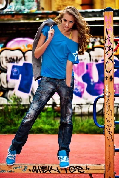 Молода красива дівчина на вулиці з графіті стіни . — стокове фото