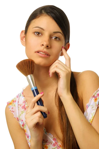 Bella donna sta spazzolando il viso . — Foto Stock