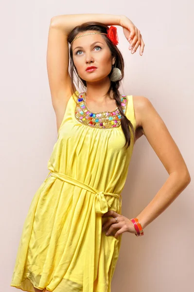 Schöne Frau in einem gelben Kleid. — Stockfoto