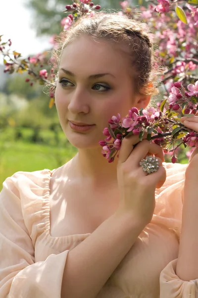 Dziewczyny piękne wesoły korzystających na wiosnę japońska wiśnia tre — Zdjęcie stockowe