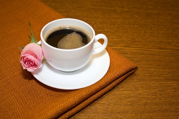 Fincan kahve ve narin pembe Gül — Stok fotoğraf