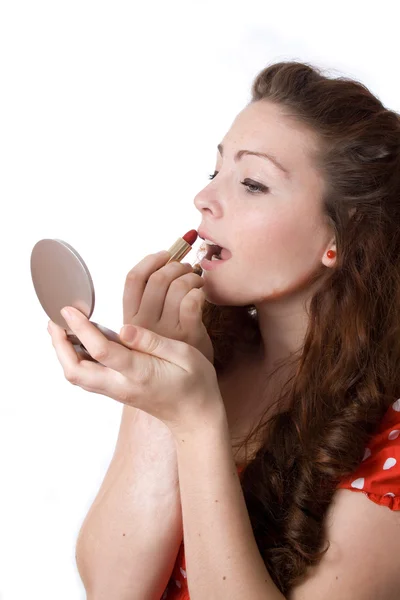 Vacker sexig kvinna sätter på rött läppstift — Stockfoto