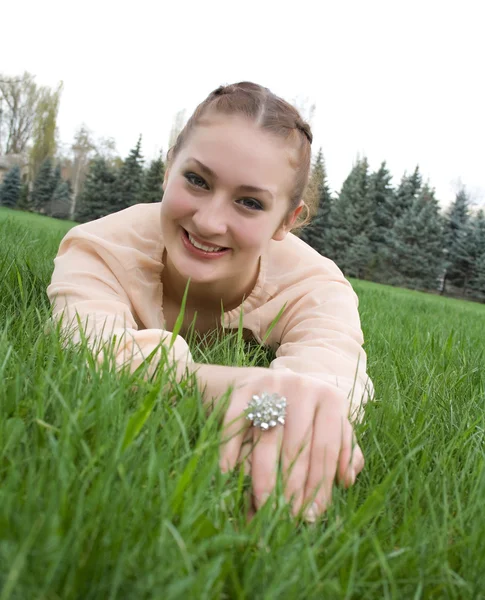 Krásná žena na trávě — Stock fotografie