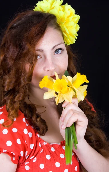 Jonge mooie tiener meisje met gele narcissen — Stockfoto