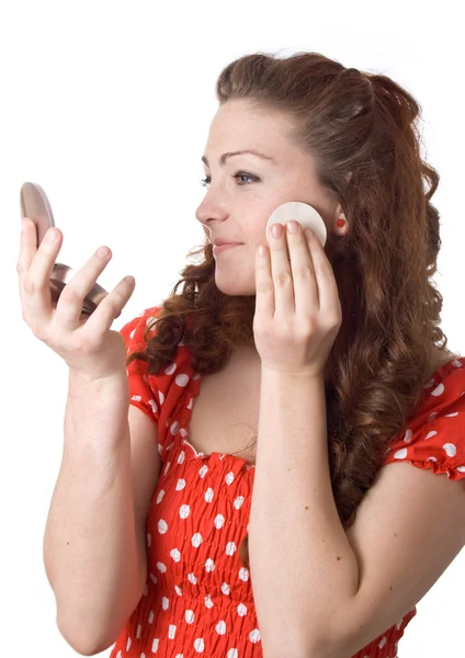 Menina colocando pó facial em seu rosto — Fotografia de Stock