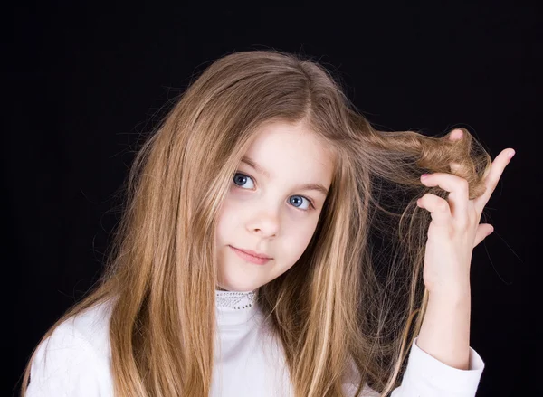 Dziewczyna bawi sie z włosów — Zdjęcie stockowe