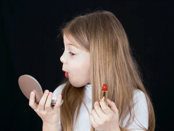 Niña con lápiz labial — Foto de Stock