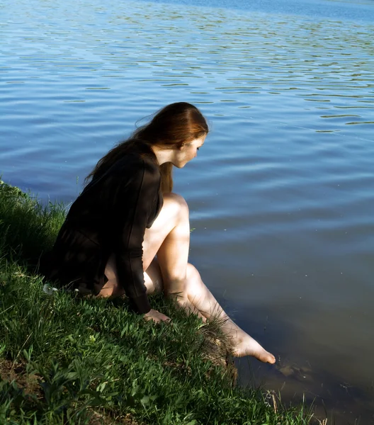Vacker flicka i vatten vid kusten — Stockfoto