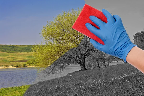 Hand in Hand mit blauem Schwamm reinigt die Natur von Schmutz — Stockfoto