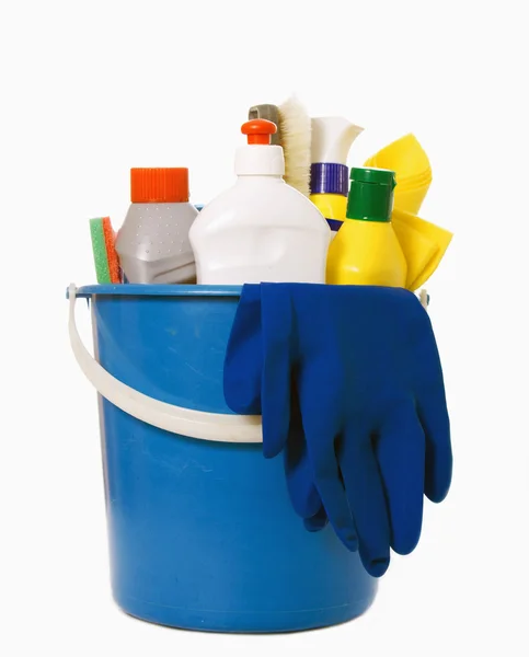 Secchio di plastica con prodotti per la pulizia su sfondo bianco — Foto Stock
