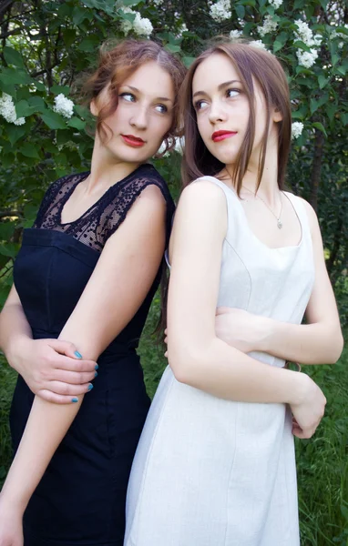 Teen dívky zády k sobě — Stock fotografie