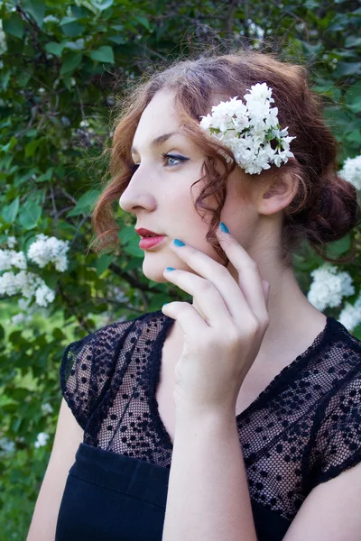 Retrato de una hermosa chica con lilas blancas en la cabeza — Foto de Stock