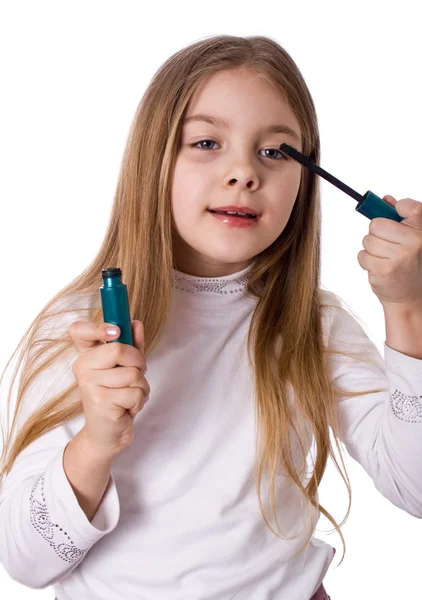 小さな女の子塗料まつげのマスカラー — ストック写真