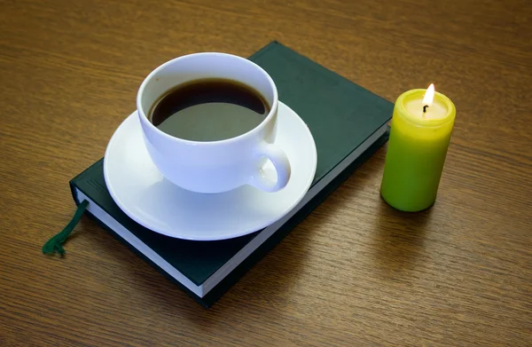 Kompozycja z książkami i filiżanką kawy na stole — Zdjęcie stockowe