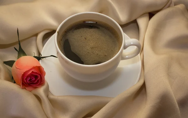 Чашка кофе на шелке — стоковое фото