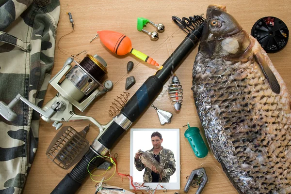 Canna da pesca, pesce, attrezzatura e fotografia — Foto Stock