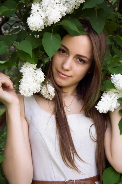Portrait d'une belle fille avec des lilas blancs sur la tête — Photo