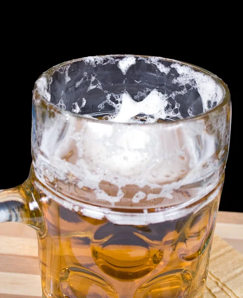 Copo com cerveja e espuma — Fotografia de Stock