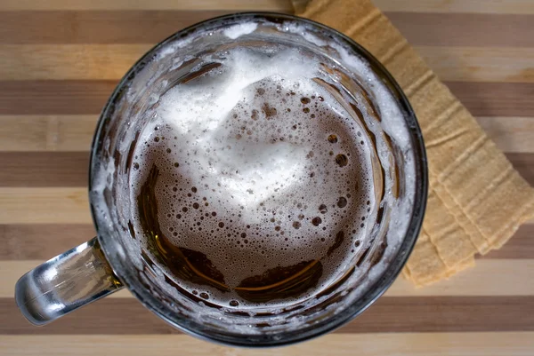 Um copo de cerveja. A disparar a partir do topo. A espuma e cerveja com sal — Fotografia de Stock
