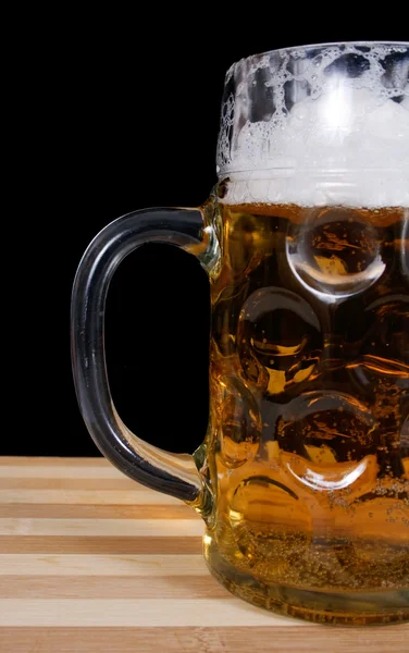Copo com cerveja e espuma — Fotografia de Stock