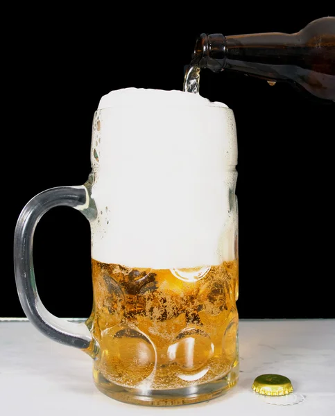 Piwo leje z butelki — Zdjęcie stockowe