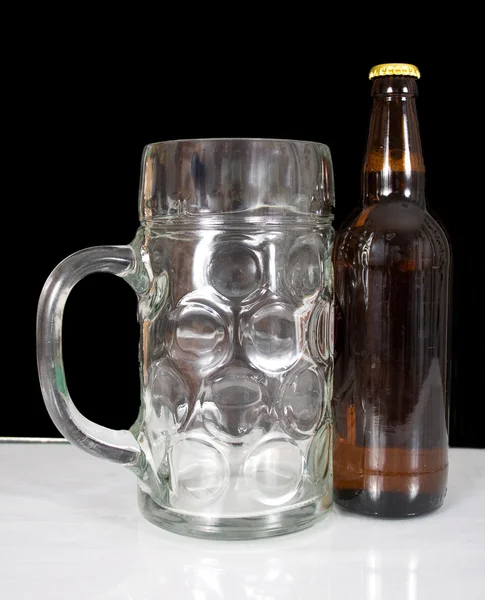 Copo vazio e uma garrafa de cerveja castanha — Fotografia de Stock
