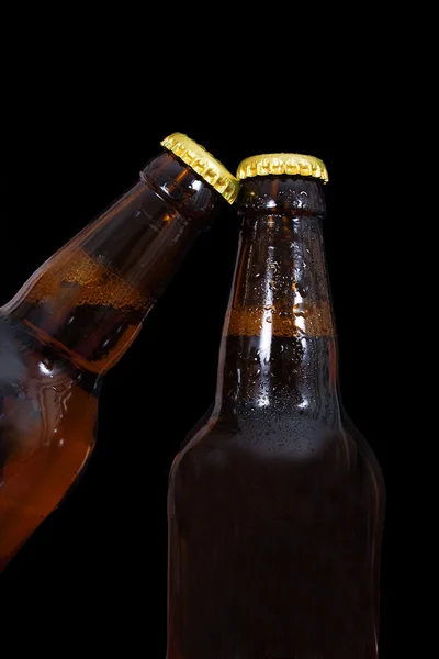 Dwa brązowe butelki do piwa — Zdjęcie stockowe