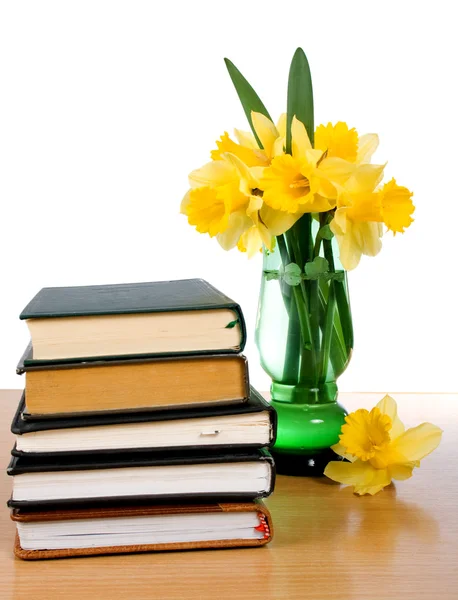 Books and a bouquet of daffodils — Stock Photo, Image