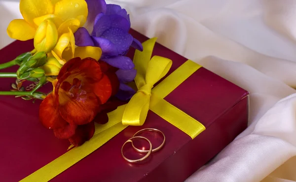 Bouquet di fresia multicolore, un regalo dalle fedi nuziali — Foto Stock