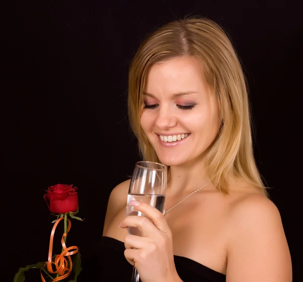 Hermosa mujer oliendo rosas — Foto de Stock