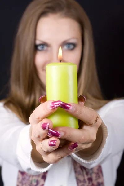 Menina segura uma vela — Fotografia de Stock