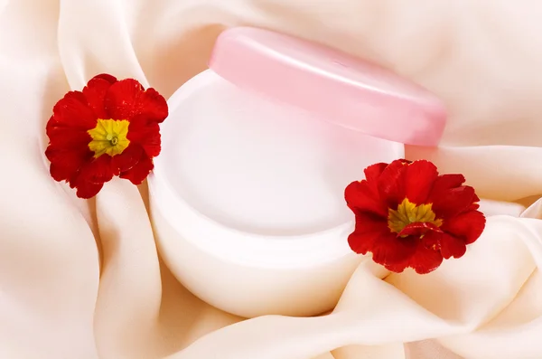 Crema delicata per seta delicata con fiori — Foto Stock